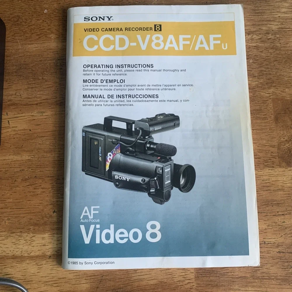 SONY CCD-V8AF /AFu Video8 8mm Video Camera Recorder With Accessories READ